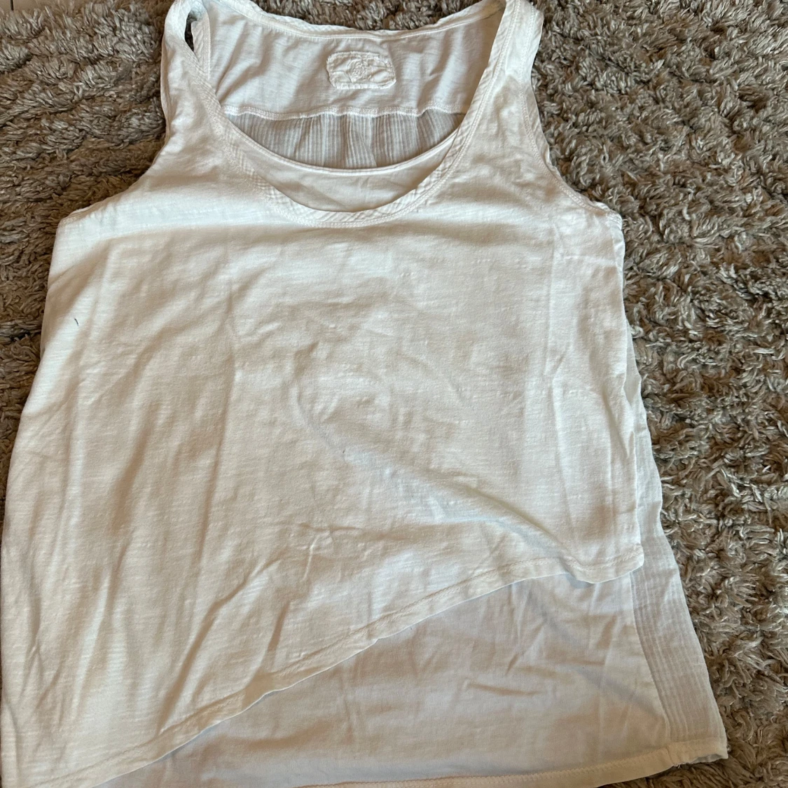 Vit ärmlös linnetopp