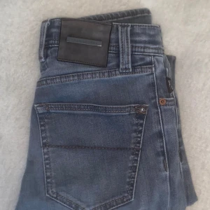 Tramarossa jeans - Ett par riktigt fräscha Tramarossa jeans i Leonardo modell. Jeansen har en slimmad passform men elastiskt så passar mycket bra på större och mindre storlekar. Tramarossa är ett liknande märke till Jacob cohen och matchar deras kvalitet. Köpta i Italien för ca 500€. Priset är långt från hugget i sten och det är bara att höra av sig vid frågor och funderingar samt prisförslag.