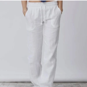 Skagen clothing linnebyxor - jättesnygga lågmidjade linnebyxor från skagen clothing! sparsamt använda och jättefint skick! 100%linne. nypris 800kr. säljer även ett par beiga likadana  