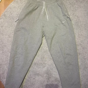 Vintage Nike byxor joggers  - Väldigt mysiga och hyfsat baggy (lösa) passform!