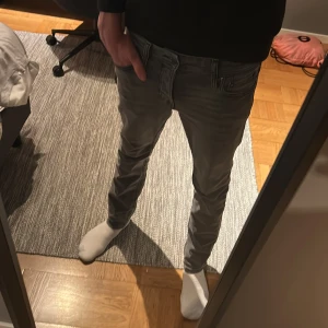 Grå slim jeans från Jack & Jones - Snygga grå slim fit jeans från Jack & Jones. Modellen är slim fit Glenn. Nypris 900kr. Pris kan diskuteras 🤝