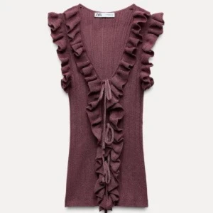 Vinröd ribbad topp med volangdetaljer - Snygg vinröd ribbad topp från Zara med volangdetaljer längs ärmarna och framsidan. Toppen har en djup v-ringning och knytband framtill! 💕