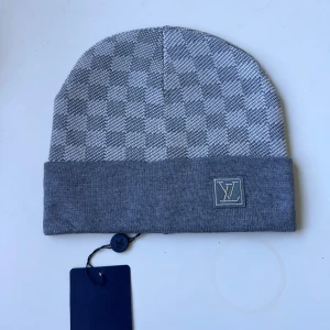 Lv mössa - Helt ny mössa. Oanvänd. Fraktar inom 24 timmar. One size. Bästa kvaliten. 