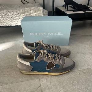 Philippe model trainers  - |Säljer nu dessa snygga Philippe model trainers|Skorna är i storlek 44|De är i använt skick men helhetsintrycket är bra|I köpet medföljer box|Vid eventuella frågor är du välkommen att kontakta oss|
