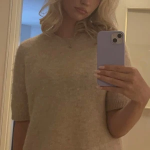 Stickad T-shirt från Stockh LM - Super snygg stickad T-shirt från Stockh LM💞 Säljer då jag inte använder den längre. Endast använd max 10 gånger. Nypris är 900💓