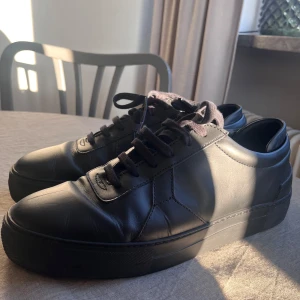 Arigato Skor - Snygga svarta sneakers i skinn med rund tå och snörning. Perfekta för en stilren look och passar till många olika outfits. Storlek:44 Pris: 700kr skick:7/10
