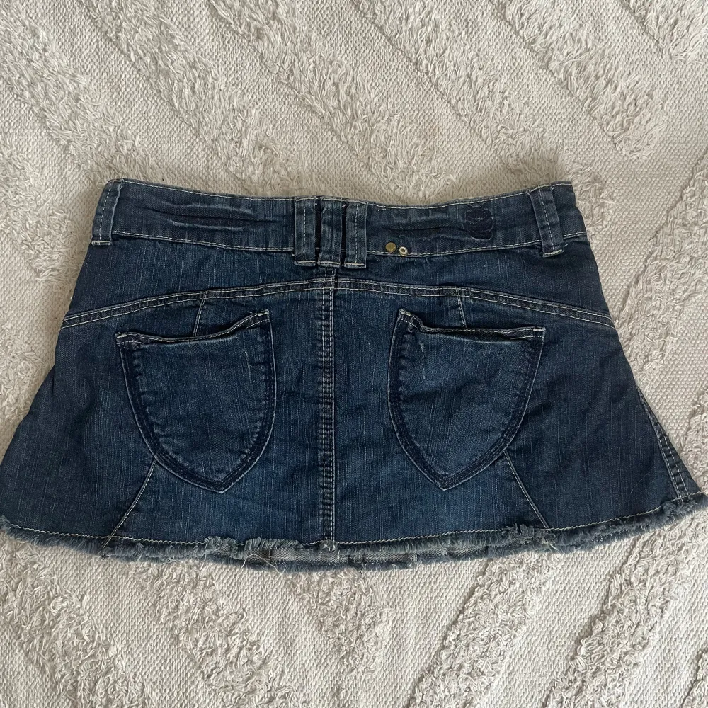 Snygg jeanskjol med volang och fickor där fram. Snygg och passar jätte bra nu till sommaren. . Hameet.