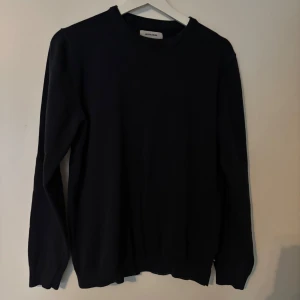 Marinblå tröja från Jack & Jones - Snygg marinblå tröja från Jack & Jones med rund hals och långa ärmar. Perfekt för en stilren look. Passar bra till både jeans och chinos.