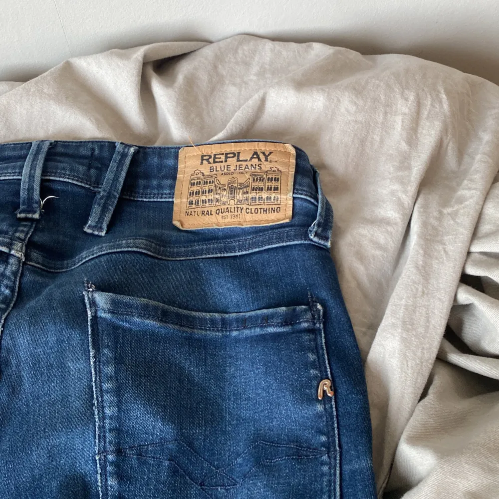Snygga blå jeans från Replay med klassisk femficksdesign och en bekväm passform. Den har två små slitningar syns på bild 4. Jag är 180 och väger 67 kg. Skriv vid fler funderingar!. Farkut & Housut.