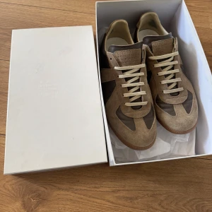 Maison margiela gats  - Säljer dessa populära gats i storlek 43 - Dom är i sällsynt bra skick - passar perfekt till våren/sommaren - Inget OG ingår, därav priset - priset kan diskuteras - Skriv vid minsta fråga / fundering! 