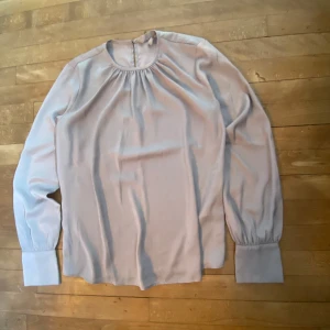 Champagne färgad blus - Veckad blus med guldiga knappar, perfekt skick💘Passar både XS, S och M
