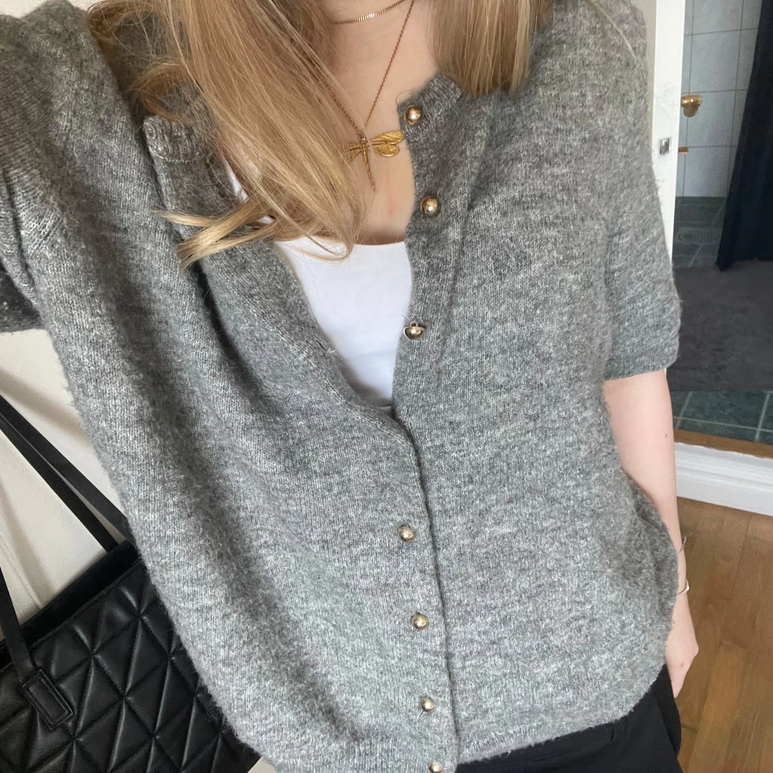 Grå kofta med knappar - 2