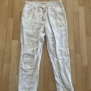 Säljer ett par vita linnebyxor från MNG med elastisk midja och snörning. Perfekta för en avslappnad stil med en luftig och bekväm passform. Pris kan diskuteras