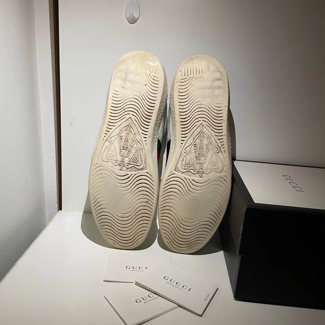 Vita sneakers med ormmotiv från Gucci - 2