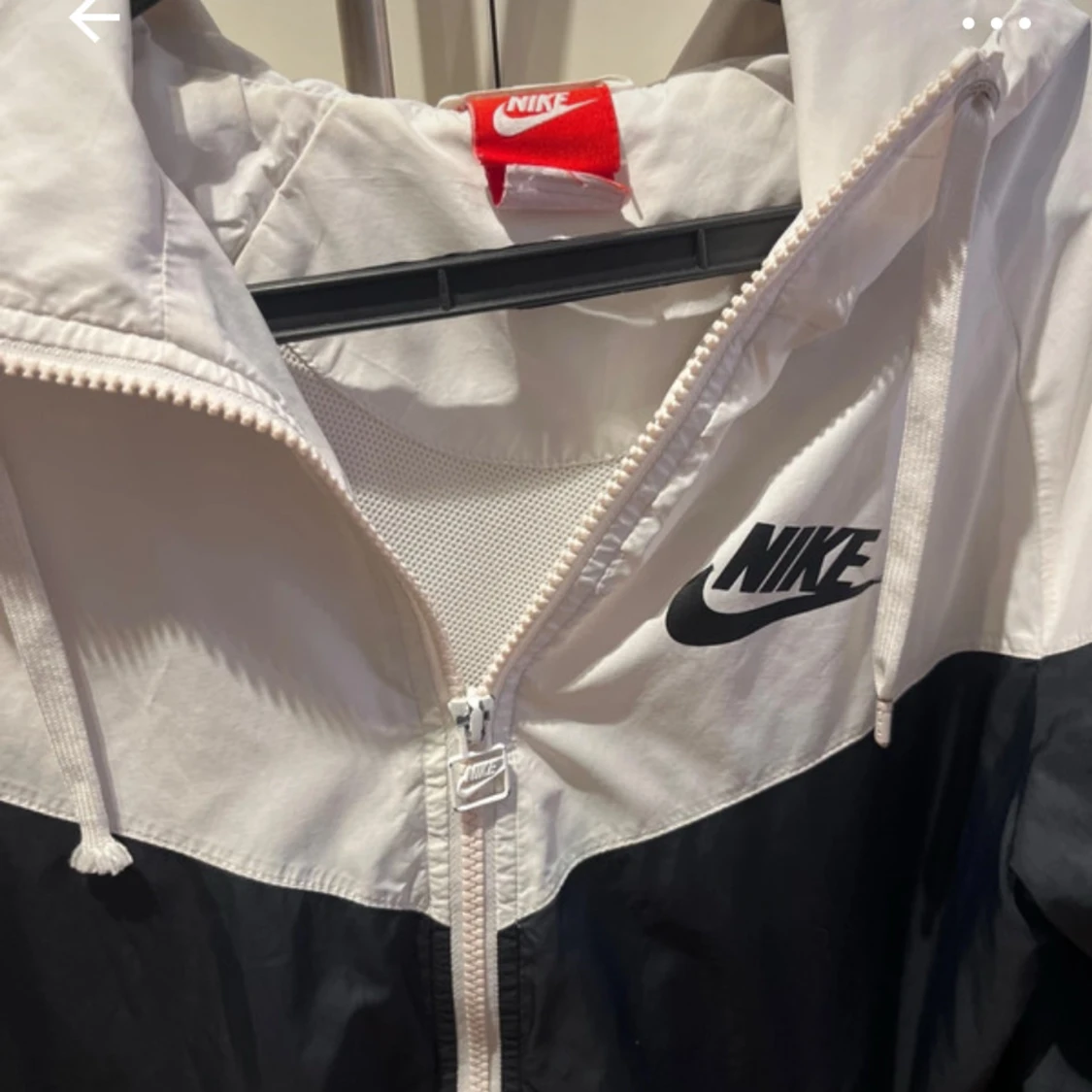 Svart och vit vindjacka från Nike - 3