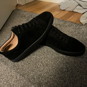 Svarta Loubs  - Snygga svarta Loubs i mocka, använda några gånger men är super fräscha inga slitage eller något, hör av er om ni är intresserade