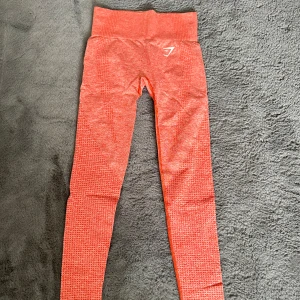 Träningstights  - Superfina träningstights från Gymshark i Vital seamless 2.0 kollektionen. En korall liknande färg med superfina detaljer, säljer då de ej kommer till användning💞
