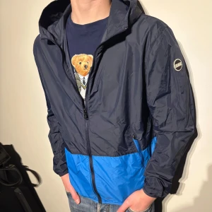 Colmar Windbreaker Vindjacka - En sjukt snygg windbreaker / vindjacka från colmar i väldigt bra skick! Storlek 46 passar S, kanske ner t större xs. Hör av er vid frågor!
