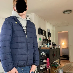 Blå jacka från Lyle & Scott - Säljer en riktigt snygg jacka från Lyle & Scott som är perfekt nu till våren———————-  storlek: 14-15 years- passar folk runt 165-175- modellen är 168 och väger 55kg ————— nypris ungefär 1400kr och mitt pris: 599—— jackan är knappt använd och säljer för att den inte kommer till användning———————  skicka vid minsta fundering——————— priset kan diskuteras vid snabba affär!