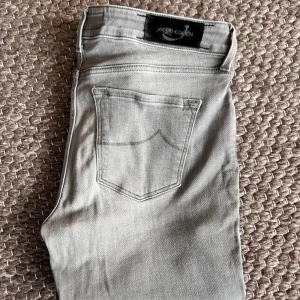 Jacob Cohen Jeans - Tjena! Säljer dessa stilrena gråa jeans från det exklusiva italienska märket Jacob Cohën i utmärkt skick (8,5/10). Storleken är W31 och 34 i längd. Inga större defekter, saknar endsat några strån på tag:en ovanför den högra bakfickan. Skickas iväg samma dag som köpet sker om det är innan 21:00. Rekommenderar att välja instabox då de levererar alla dagar i veckan.