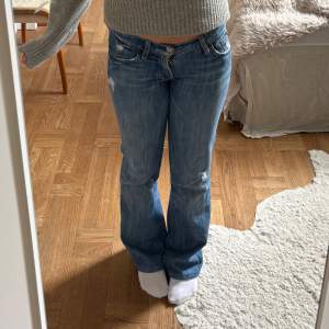 Jättefina vintage jeans från W7, köpta för 850 på arkivet, knappt använda, står ingen storlek i men passar mig som är 166cm och 39cm rakt över i midjan