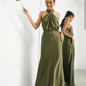 Olivgrön långklänning - Säljer denna otroligt fina olivgröna långklänning från asos(slutsåld) som jag endast använt en gång🩷