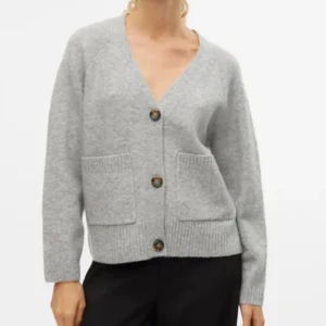 Grå kofta  - Superfin grå kofta från vero moda. Aldrig använd då den är lite liten på mig och inte riktigt min stil. Skönt material , bra skick och inga tecken på användning. Pris kan diskuteras 💓