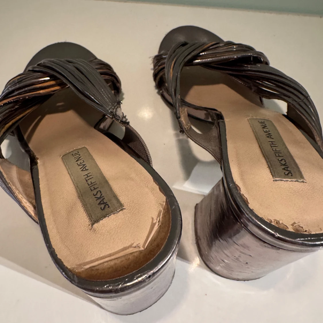 Silvriga klackskor från Saks Fifth Avenue - 3