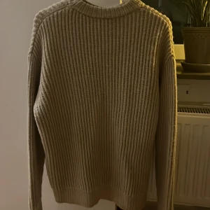 Beige stickad tröja från Hope - Säljer en stilren beige stickad tröja från Hope. Tröjan har en klassisk rund hals och långa ärmar. Materialet består av en blandning av ull och alpaca vilket gör den riktigt härlig!🤩Frågor om om plagget eller fler bikder? Tveka inte att höra av dig😃