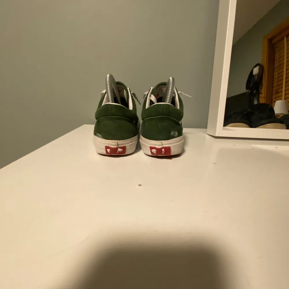Snygga gröna Vans sneakers med vit sula och klassisk sidostrip. Skorna har snörning och en rund tå, perfekt för en avslappnad stil.Har tyvärr inte någon box. Kengät.