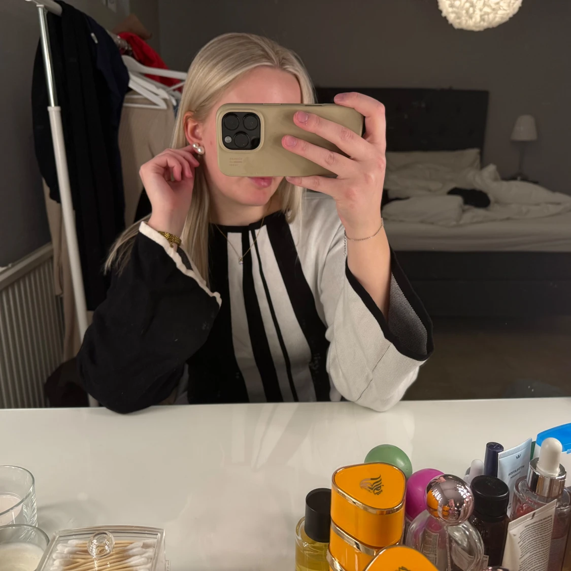 Svart och vit långärmad tröja - 1