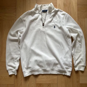 Ralph Lauren Quarter-Zip - En vit quarter-zip från Ralph Lauren. Storlek M. Hör av er ifall ni har några frågor!
