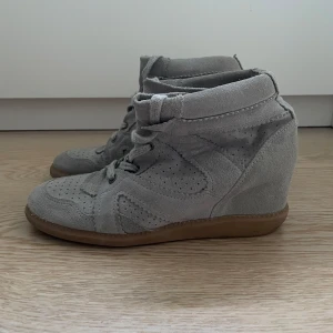 Pavement skor - Skit snygga skor från pavement i mocka med kilklack ❤️‍🔥❤️‍🔥❤️‍🔥