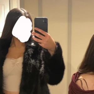 Svart pälsjacka - Säljer min fur faux jacket från Vero Moda. Använde ett tag men insåg att den var för stor för mig. Använt max 3 ggr. Är som en helt ny jacka. Man fryser inte med den även om det är minusgrader ute! Den som köper först får rabatt. Kom privat för fler bilder #furfaux #furfauxjacket #veromoda #blackfurcoat