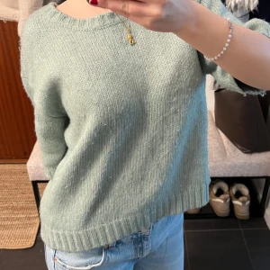 Grön stickad tröja - Säljer en mysig grön stickad tröja med rund hals och korta ärmar. Skriv vid funderingar! ❤️❤️