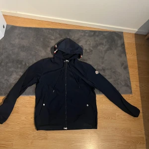 Moncler windbreaker - Säljer denna jacka då jag inte använder den så ofta och vill ha en annan. Jackan är i storlek 3 vilket motsvarar M/L. Bra skick, priset kan diskuteras så tveka inte på att skriva. Man får även med moncler triangeln och prislappen.