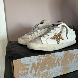 Golden Goose sneakers - använda två tre gånger endast slitningar på ena snöret, golden goose sneakers i storlek 38 (nypris 5700kr)