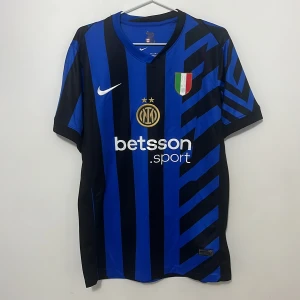 Inter Milan tröja 24/25 - Riktigt fräsch Inter tröja från 24/25 säsongen i storlek M/S med Italien scudetto logga. Mycket bra skick, nästa oanvänd. Pris kan diskuteras.