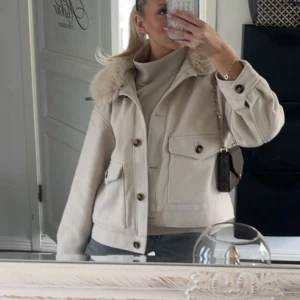 Meotine liknande jacka - Super fin jacka från H&M, påminner väldigt mycket om meotine jackorna! Helt slutsåld, storlek M. Aldrig använd🩵