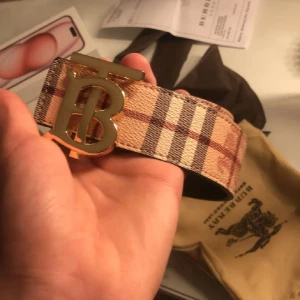 Reversible burberry bälte - Säljer ett stilrent bälte från Burberry. Perfekt för att ge en lyxig touch till din outfit. Bältet kommer med box och allt på bilderna medföljer.