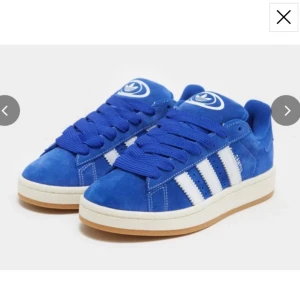 Blå Adidas Campus sneakers - Snygga blå Adidas Campus sneakers med klassiska vita ränder och en gummisula. Skorna har en stilren design med snörning. Helt oanvända, lappar sitter kvar. Enbart testade. Säljer enbart då jag köpte fel storlek. Skickas i original förpackningen!