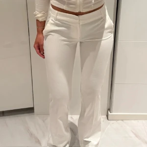 Lågmidjade kostymbyxor - Lågmidjade kostymbyxor från bikbok, aldrig använda endast testad. 