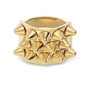 Guldfärgad ring med nitar - Snygg och edgy guldfärgad ring med nitar i en unik design. Perfekt för att ge din outfit en tuff touch. Ringen har en bred form och är ett statement-smycke som verkligen sticker ut.