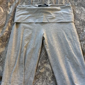 Grå mjukisbyxor - Säljer ett par trendiga bekväma grå yogapants med nedvikt midja. Har använt men inga tecken på användning. Köpts på bikbok 💕skriv för mer info! (originalpris 300kr)