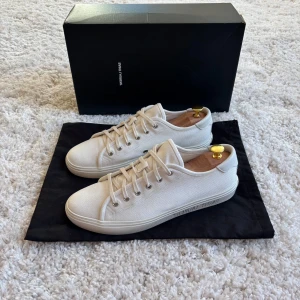 Saint Laurent skor - Tjena! Säljer nu dessa sjukt feta Saint Laurent skor, de är i toppen skick och försiktigt använda. Storleken är 43 och pris kan diskuteras!