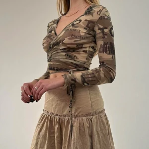 Croptop i khaki - Sjukt snygg grön crop top med khakimönster! Tunt och lite genomskinligt tyg, med luva och lite pushup över brösten ❤️storlek mellan S och SX, jag brukar ha S och den är rätt så tight på mig