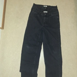 Svarta jeans från C Mark - Säljer två svarta jeans från C Mark. De har en klassisk design med knapp och dragkedja framtill. Perfekta för en stilren look.