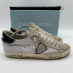 PHILIPPE MODEL PRSX - Philippe Model Prsx - Skick: 9/10 - Tillbehör: Enbart skorna - Storlek 44 sitter som 45 - Nypris ca 3900kr - deluxecloset