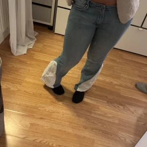 Blå låg midjade jeans  - Snygga blå jeans 