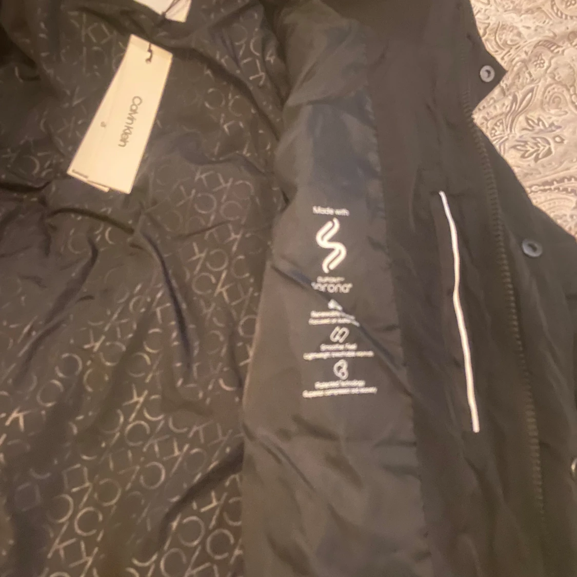 HELT NY Svart dunjacka från Calvin Klein. Large - 4